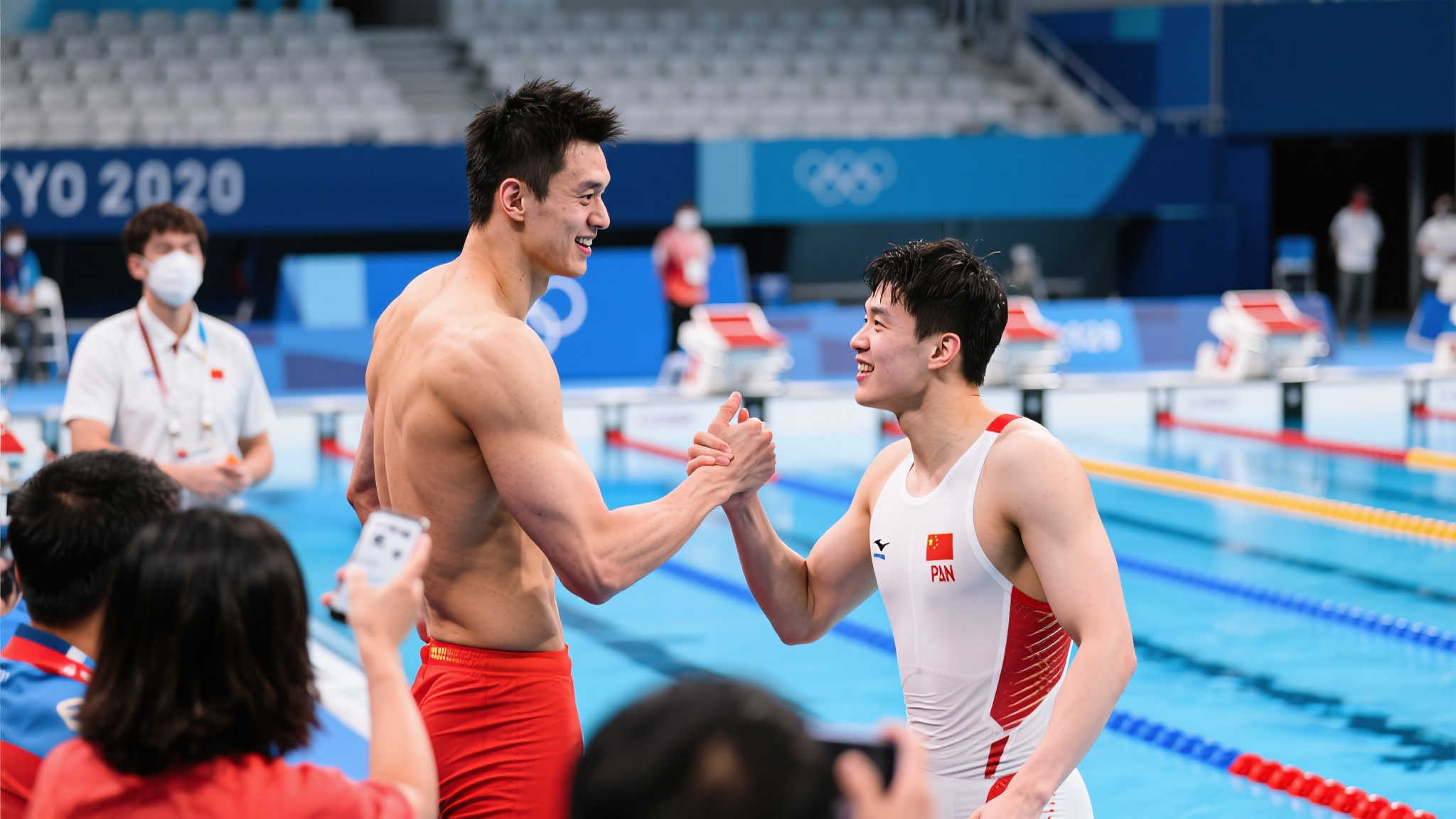 潘展乐与孙杨相互致意,中国游泳传承新篇章开启! 潘展乐与孙杨相互致意,中国游泳传承新篇章开启!